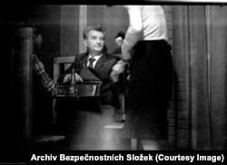 Прагадағы барда танысымен отырған адам даяшымен есеп айырысып жатыр.