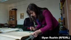 Документите се реставрират с различни техники, за да се запазят здрави за по-дълго време.