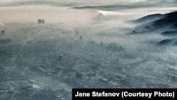 Аерозагадување во Скопје во декември 2023 година. Главниот град со години, особено зимскиот период, се наоѓа на листите најазагадени во Европа и светот, додека растат случаите на заболени од карцином. 