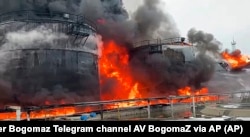 Нефтяные резервуары горят после атаки беспилотника в Клинцах Брянской области России, 19 января 2024 года