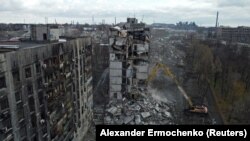 Разбор завалов и снос разрушенных зданий в Мариуполе, февраль 2023 года