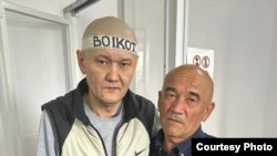 Журналист Думан Мухаммедкарим (слева) со своим отцом на суде