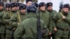 Церемония вручения оружия мобилизованным в учебном центре. Иллюстративное фото