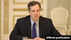 Armenia - Andrew Schofer, the U.S. co-chair of the OSCE Minsk Group, at a meeting with Armenian Prime Minister Nikol Pashinian, Yerevan, April 18, 2022.