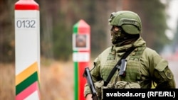 Літоўскі памежнік на ахове дзяржаўнай мяжы зь Беларусьсю. Ілюстрацыйнае фота 