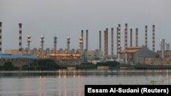 بر اساس آمار‌های شرکت ردیابی نفتکش‌ها، کپلر، میزان بارگیری روزانه نفت و میعانات گازی ایران در شش ماه ابتدایی سال جاری خورشیدی (آوریل تا سپتامبر) تقریبا ۶۸۶ هزار بشکه بوده که در ماه‌های اخیر به زیر ۴۰۰ هزار بشکه رسیده است.