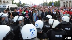 Российские болельщики и польские полицейские. 12 июня 2012 г