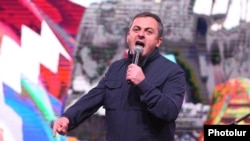 Armenia - Opposition leader Ishkhan Saghatelian addresses supporters during a rally in Yerevan's Liberty Square, April 5, 2022.