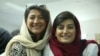 نیلوفر حامدی (سمت چپ تصویر) و ملیحه محمدی، خبرنگاران روزنامه‌های شرق و هم‌میهن