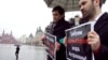 Депутаты Госдумы Илья Пономарев (справа) и Дмитрий Гудков на пикете с требованием перевыборов мэра Астрахани