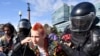 Полиция жасағы рұқсат етілмеген шеруге қатысушының ұстап жатыр. Мәскеу, 3 тамыз 2019 жыл.