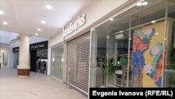 Закрытые в торговом центре магазины. Иллюстративное фото