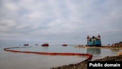 Кормовая часть танкера "Волгонефть-239" на мели у мыса Панагия в Темрюкском районе Краснодарского края