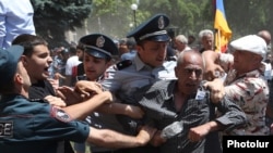 Armenia - Police clash with opposition protesters outside a government buiolding in Yerevan, May 30, 2022.