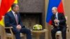 Бибилов (слева) и Путин на встрече в Ново-Огарево, 14 ноября 2017 г.