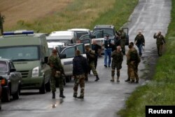 Observatorii OSCE sosesc la locul accidentului, pe 18 iullie 2014.