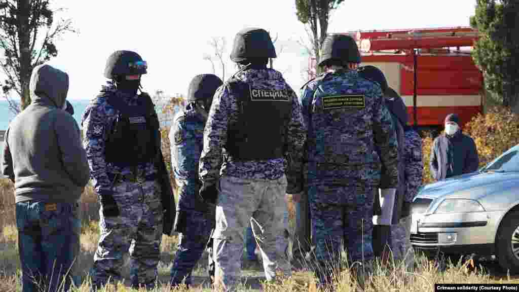 У селі Морське (Судак) російська влада Криму знесла будинок Рустема Усеїнова &ndash; ветерана кримськотатарського національного руху. До його будинку вранці 24 листопада приїхали російські судові виконавці та близько 20 співробітників ОМОНу, поліція, пожежний автомобіль, швидка допомога, представники служби електропостачання підігнали також екскаватор. Самому Усеїнову стало зле, його забрала швидка допомога. Знесення будівлі розпочали у присутності російських поліцейських, судових виконавців і співробітників ОМОН. Особисті речі з дому вивезли