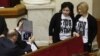 Депутаты Верховной Рады Украины фотографируются в футболках с надписью "Стоп Путин" 