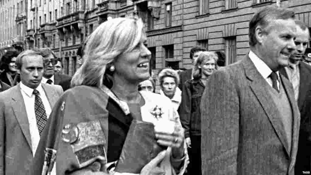 Владимир Путин мен Санкт-Петербург мэрі Анатолий Собчак (оң жақта) Санкт-Петербургтегі Австрия алаңының ашылу салтанатында. 28 қыркүйек 1992 жыл.