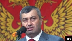 По мнению сторонников экс-президента, в политику вернется уже другой Кокойты – опытный тяжеловес. По их словам, он осмыслил пройденный путь и допущенные ошибки