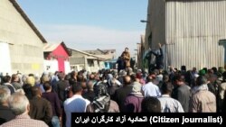 تصویری از اعتصاب کارگران در مجتمع نیشکر هفت‌تپه