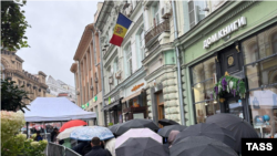 Coadă la cele două secții de votare de la Ambasada R. Moldova din Moscova