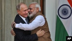 Индийският премиер Нарендра Моди прегръща руския президент Владимир Путин по време на срещата им в Ню Делхи, Индия, 5 октомври 2018 г. 