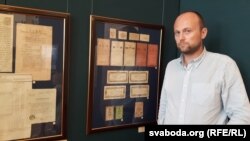 Гісторык і нумізмат Янка Лялевіч побач з экспанатамі самых старых папяровых грошай часоў Касьцюшкі