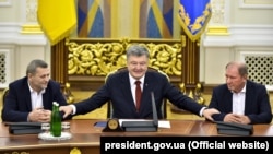 Президент України Петро Порошенко та заступники голови Меджлісу кримськотатарського народу Ахтем Чийгоз (л) та Ільмі Умеров (п). Київ, 27 жовтня 2017 року