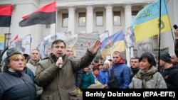 Міхэіл Саакашвілі падчас аднаго з пратэстаў каля Вярхоўнай Рады. Кіеў, 7 лістапада 2017 году
