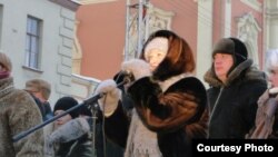 Лариса Дмитриева на митинге в Санкт-Петербурге 4 февраля 2012 года.