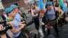 ЛГБТ-активист в окружении десантников