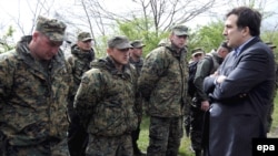 Президент Грузии Михаил Саакашвили с солдатами танкового батальона в Мухровани в день мятежа