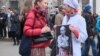 Учасники акції протесту проти агресії режиму Володимира Путіна щодо України. Москва, 15 березня 2014 року. Напис на плакаті: «Внимание! Сбежал буйный пациент. Диагноз: гипертоксическая шизофрения» (ілюстративне фото)