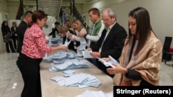 Membrii unei comisii electorale numără buletinele de vot după închiderea secțiilor de votare în cadrul alegerilor parlamentare din Moldova, la Chișinău, 28 septembrie 2025.