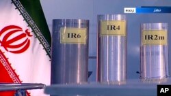 Центрифуги для обогащения урана, произведенные на заводе в иранском Нетензе, кадр из программы иранского ТВ