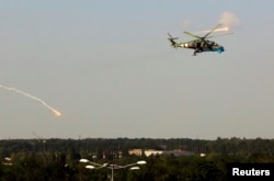 Un elicopter al armatei ucrainene inainte de a ataca aeroportul din Donețk, pe 26 mai, 2014