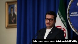 عباس موسوی، سخنگوی وزارت خارجه جمهوری اسلامی، از پیشنهاد لغو تحریم‌ها در ازای تصویب دائمی پروتکل الحاقی به عنوان «اقدامی قابل دسترس» یاد کرد