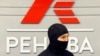 Сотрудник ФСБ на фоне лого компании "Ренова"