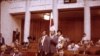 Пачатак нечарговай сэсіі Вярхоўнага Савету 12 скліканьня, на якой была абвешчана незалежнасьць Беларусі, 24 жніўня 1991 г. (са сьцягам – Валянцін Голубеў, Зянон Пазьняк, Вольга Галубовіч).