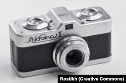 Көлемі небары 7,5 сантиметр болатын Mikroma фотоаппараты 1949 жылы Чехословакияда жасалды. Жергілікті арнайы қызмет оны жасырын суретке түсіруге пайдаланды.