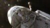 «Discovery» в полете. Кадр видеосъемки, выполненной камерой на борту шаттла. В верхней части снимка – кабина экипажа. <a href = "http://www.nasa.gov/mission_pages/shuttle/main/index.html" target=_blank>NASA TV</a>