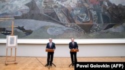 RUSSIA -- Russian President Vladimir Putin (R) and his Armenian counterpart Serzh Sarkisian speak in front of guests as they visit the exhibition of Armenian painter Martiros Saryan in the Tretyakov Gallery in Moscow, November 15, 2017
