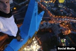 Павел Ушивец (руфер Мустанг) покрасил звезду на Котельнической набережной