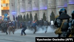 Түрмеде отырған Садыр Жапаровты босатуды талап етіп шеруге шыққан наразыларды полиция күшпен таратты. Бішкек, 2 наруыз 2020 жыл.