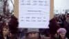 Один из наблюдателей от партии "Яблоко" на митинге "За честные выборы" с данными по своему участку и финальными результатами ТИК по району, 17 декабря 2011