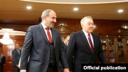 Kazakhstan -- Former Kazakh President Nursultan Nazarbayev (R) and Armenian Prime Minister Nikol Pashinian meet in Nur-Sultan, May 28, 2019.