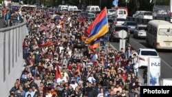 Armenia -- Opposition supporters demonstrate in Yerevan, 14Apr2018