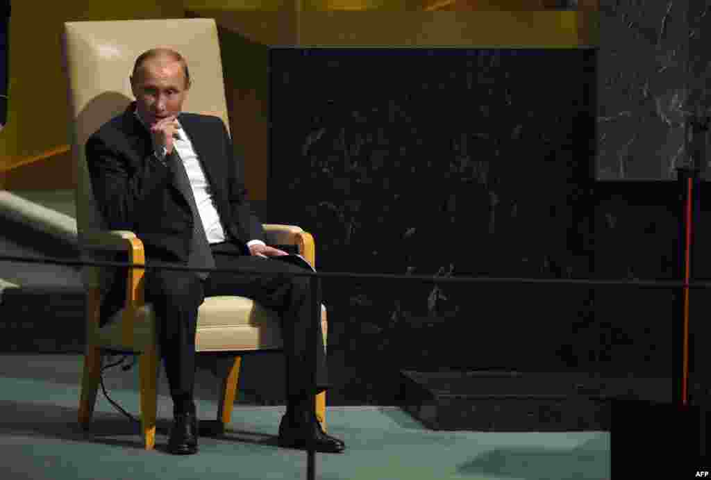 Выступление Путина в ООН 28 сентября президент России выступил на юбилейной, 70-й Генеральной Ассамблее ООН. Наблюдателям запомнилась не столько сама его речь (по мнению многих экспертов, в ней он пытался призвать Запад к компромиссу по Украине и Крыму в обмен на помощь в борьбе с ИГИЛ в Сирии), сколько первая за два года официальная встреча Путина и президента США Барака Обамы, состоявшаяся во время Генассамблеи. Около штаб-квартиры ООН в Нью-Йорке Путина встречали сотни протестующих против политики российского президента