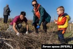 Никола Пенчев със семейството си на инициатива за садене на дъбчета.